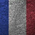 Une image présentant du code informatique superposé sur un drapeau français