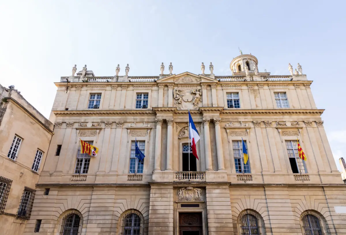 Drapeau français composé de lignes de code, symbolisant la souveraineté numérique et la sécurité des données en France