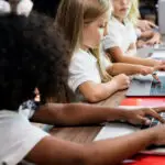 Enfants travaillant sur des ordinateurs dans une école primaire