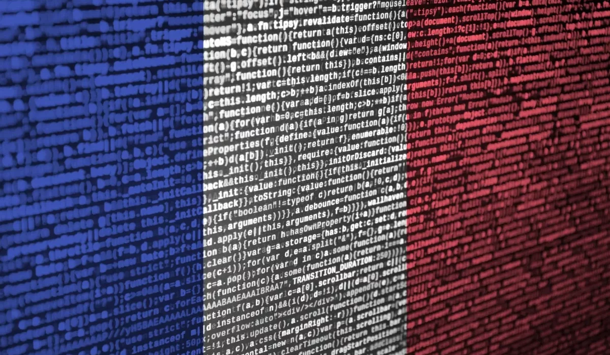 Une image présentant du code informatique superposé sur un drapeau français