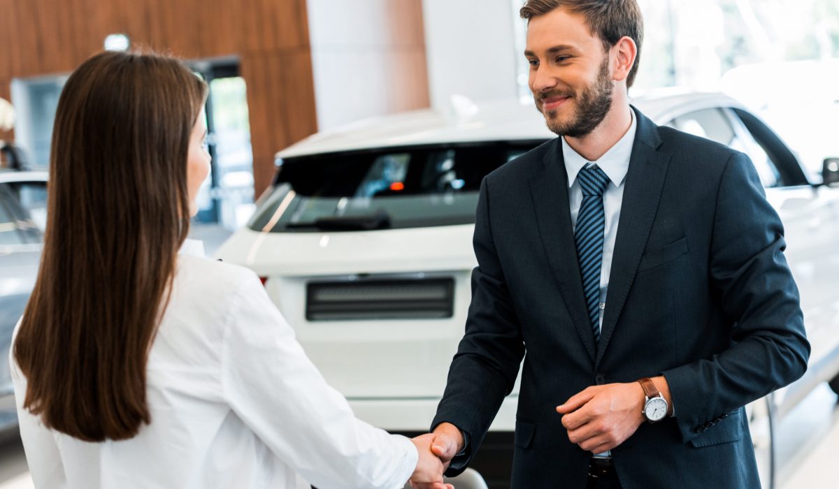 Concessionnaire automobile serein avec la sauvegarde de données Beemo Technologie