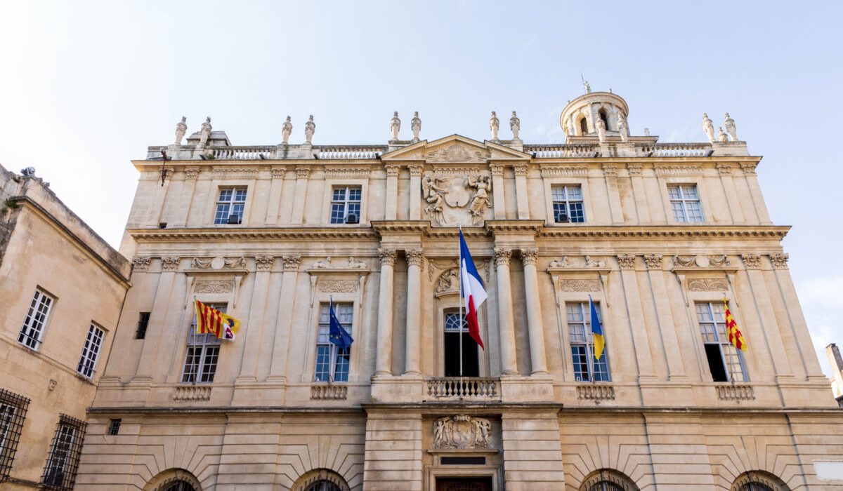 Drapeau français composé de lignes de code, symbolisant la souveraineté numérique et la sécurité des données en France