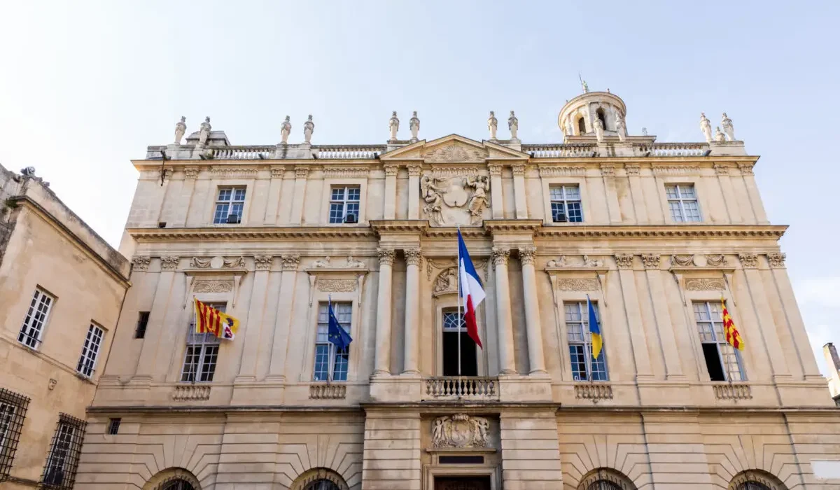Drapeau français composé de lignes de code, symbolisant la souveraineté numérique et la sécurité des données en France